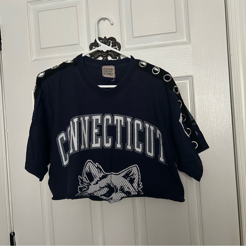 connecticut huskies shirt